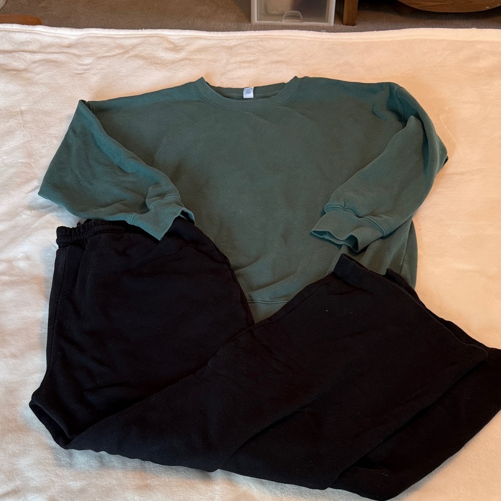 Old Navy Women’s Crewneck Sweatshirt and Sweatpants lot